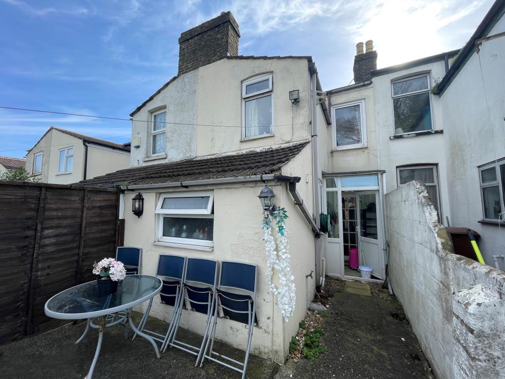 Lot: 79 - MID-TERRACE HOUSE FOR INVESTMENT - Rear of mid-terraced house